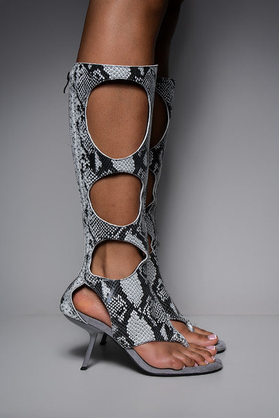 アクレント ポインテッドトゥ ハイヒール CLEOPATRA SNAKESKIN IOANNES THONG BOOTS – KINADESE
